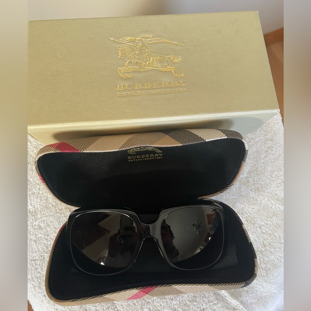 Burberry sunglasses BE4051